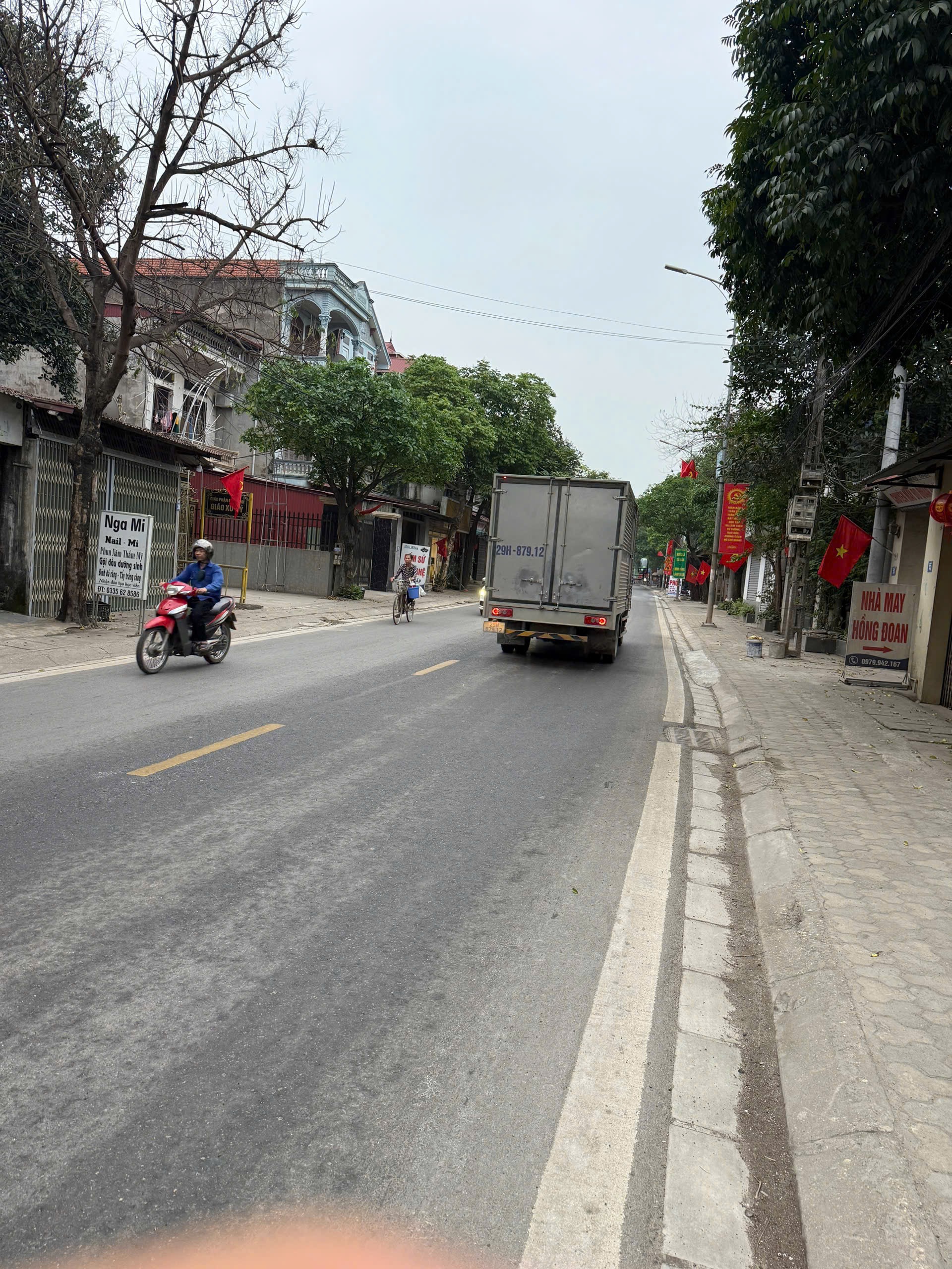 Mặt đường ql35 phố nỷ trung giã