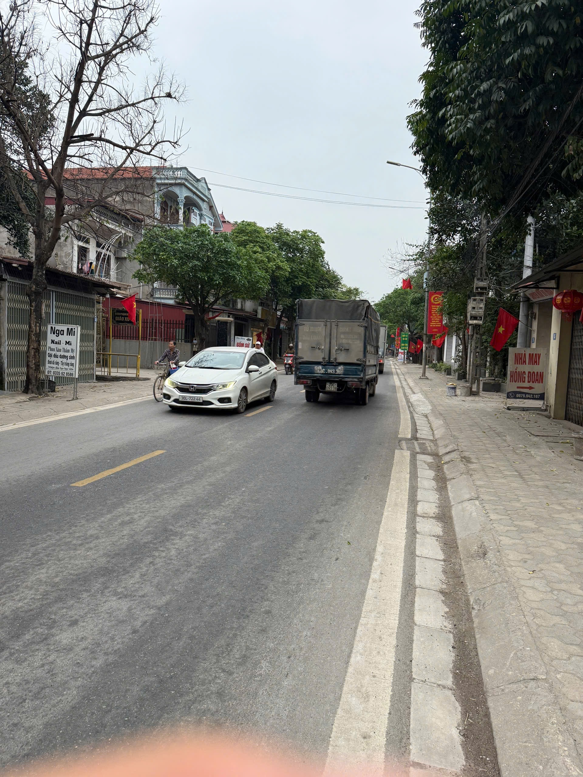 Mặt đường ql35 phố nỷ trung giã