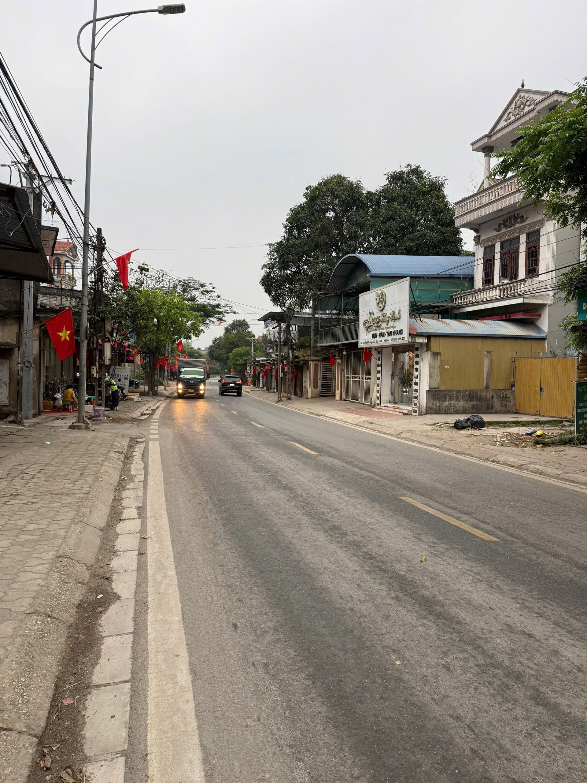 Mặt đường ql35 phố nỷ trung giã