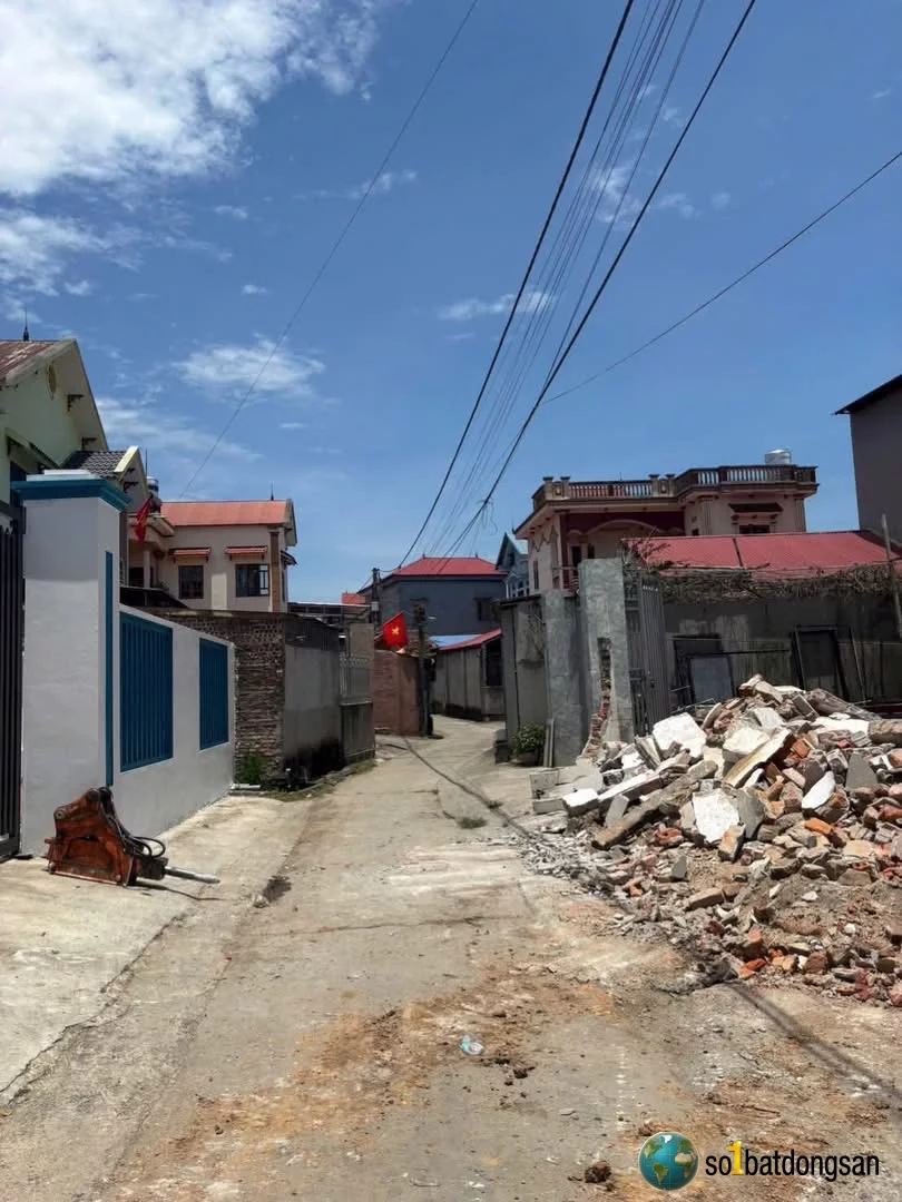 Chính chủ gửi bán lô góc  Đồng Chầm – Tiên Dược – Sóc Sơn – Hà Nội 🔥  📍 Diện tích: 80m² 📍 Vị trí lô góc đẹp, thoáng sáng, nhiều lợi thế khai thác ✅ Đường trước đất rộng 4m  , ngõ phụ 3m 📍 Đường thông thoáng, ô tô di chuyển thuận tiện