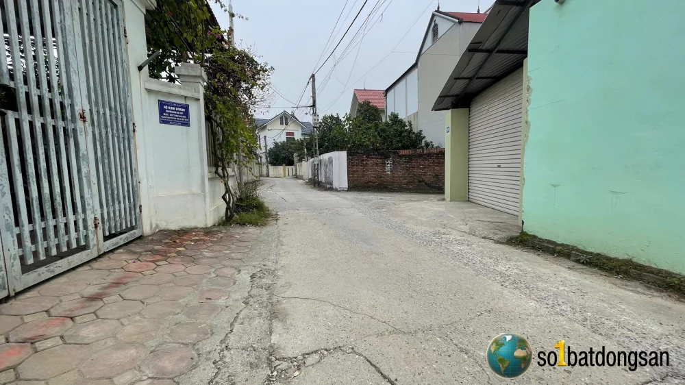 Trục chính thôn cộng hoà xã sóc sơn, đường thông ô tô, đang bắt đầu trải nhựa cả làng