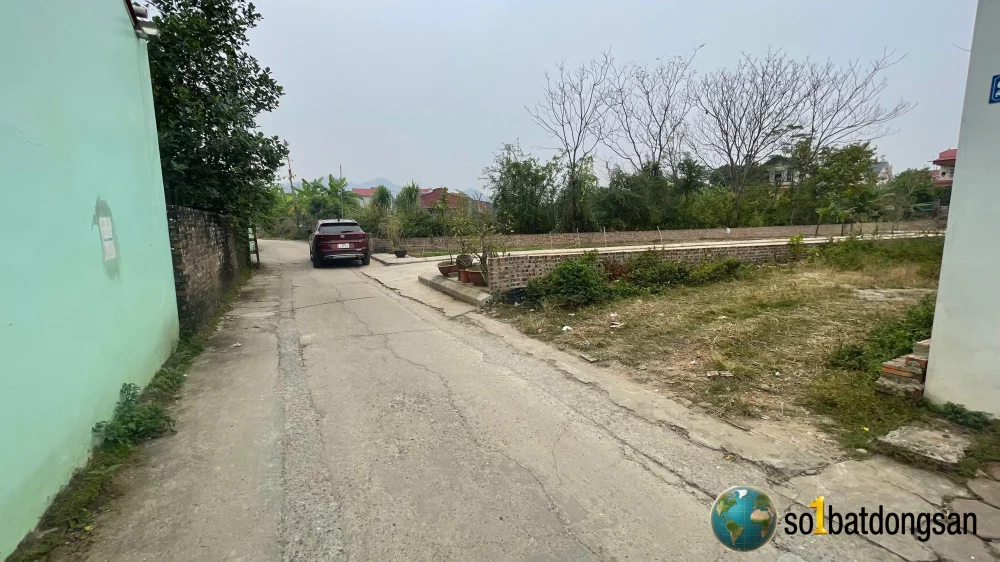 Trục chính thôn cộng hoà xã sóc sơn, đường thông ô tô, đang bắt đầu trải nhựa cả làng